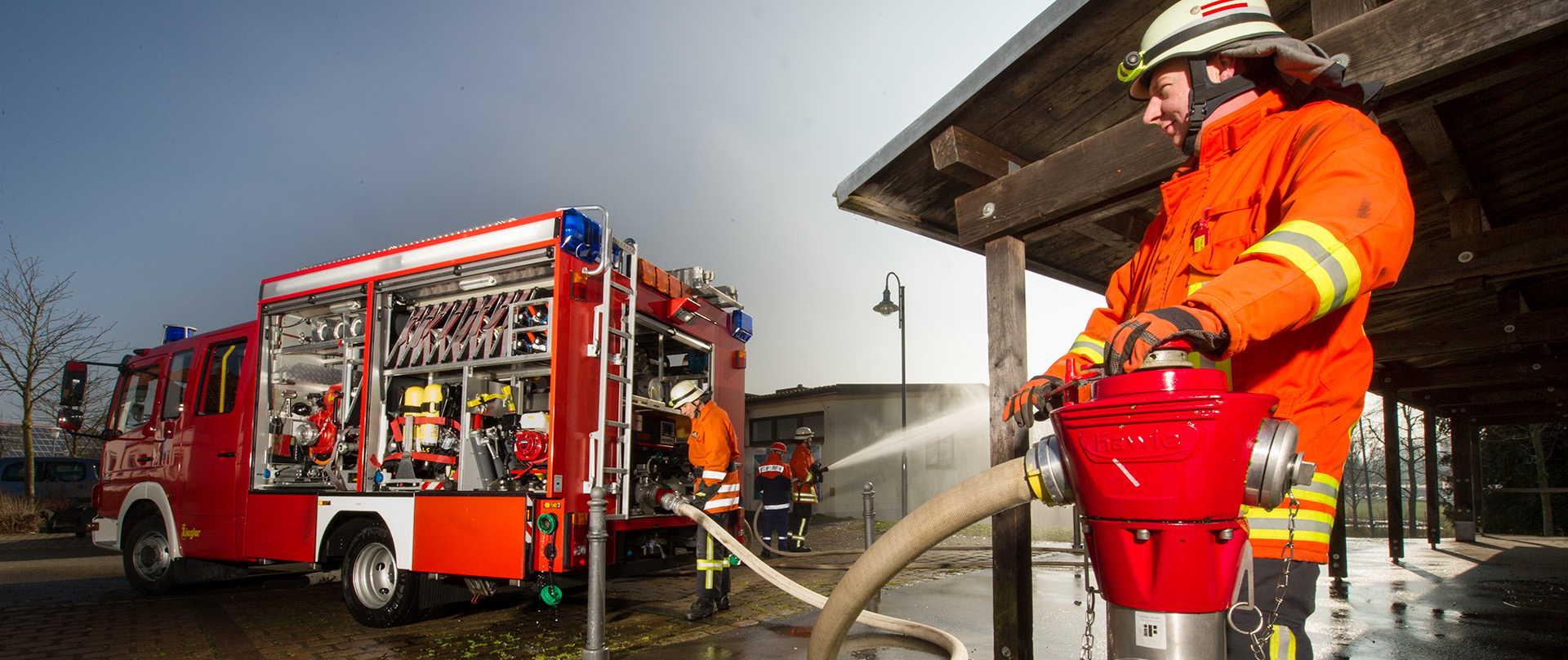  Aufnahme zum Thema Wasserverbrauch - Feuerwehr im Einsatz mit Wasserschlauch